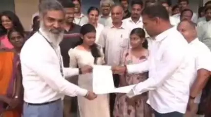 திருப்பூர் வடக்கு: திருமுருகன்பூண்டியில் சிபிஎஸ்இ தேர்வில் 497 மதிப்பெண் பெற்ற மாணவிக்கு பாராட்டு