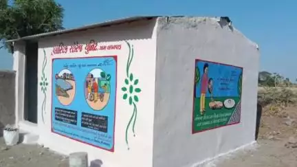 ઉમરાળા: લાખાવાડ ગામે રંગબેરંગી ભીંતચિત્રો દોરી સ્વચ્છતાનો સંદેશ આપ્યો