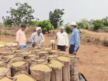 లింగంపేట్: కోమటిపల్లి, పోతాయిపల్లి గ్రామంలోని వరి ధాన్యం కొనుగోలు కేంద్రాలను పరిశీలించిన జిల్లా అదనపు కలెక్టర్ విక్టర్