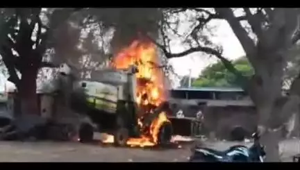 చొప్పదండి: వెదురు గట్టలో ప్రమాదవశాత్తు వరి కోత యంత్రం దగ్ధం 11 లక్షల మేర వాటిల్లిన నష్టం
