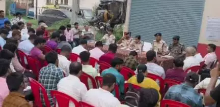 शिवाजी नगर: रोसड़ा थाना परिसर में पुलिस पदाधिकारी की मौजूदगी में बैंक शाखा प्रबंधक और व्यावसायिक संघ के साथ बैठक हुई