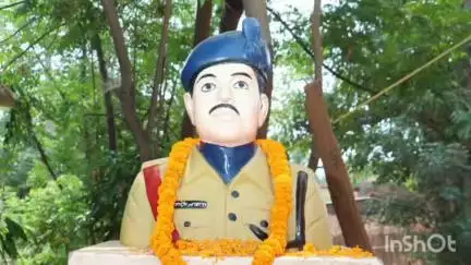महुआडांड़: महुआडांर प्रखंड के सिदरा धवईटोली ग्राम में अमर शहीद वीर जवान इसीदौर लकड़ा का शहादत दिवस मंगलवार को मनाया गया