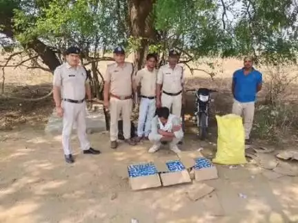 बड़ागांव धसान: आबकारी विभाग ने समर्रा रोड से 63 लीटर अवैध शराब और मोटरसाइकिल ज़ब्त की