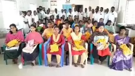 திருச்சுழி: வீரசோழன் அரசு ஆரம்ப சுகாதார நிலையத்தில் அதிமுக பொது செயலாளர் பிறந்த நாளை முன்னிட்டு 71 கர்ப்பிணி பெண்களுக்கு ஊட்டச்சத்து பெட்டகங்கள் வழங்கப்பட்டன