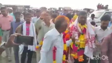 দক্ষিণ শালমাৰা: ফকিৰগঞ্জ আইৰকাটা জিলা‌ পৰিষদৰ নৱ নিৰ্বাচিত  AIUDF দলৰ প্ৰাৰ্থী ৰেজিনা বেগমক প্ৰায় ৫ হাজাৰ ৰাইজে আদৰণী জনায় ফকিৰগঞ্জত