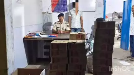मकेर: फुलवरिया नहर से 304.56 लीटर विदेशी शराब के साथ पुलिस ने एक शराब कारोबारी को किया गिरफ्तार, पिकअप जब्त