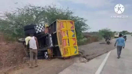 आष्टी: ट्रकचा टायर फुटल्याने ट्रक झाला अनियंत्रित देवगाव शिवारात उलटला ट्रक. जीवित हानी नाही