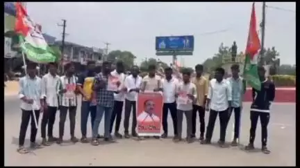 హుజూరాబాద్: పట్టణంలోని అంబేద్కర్ చౌరస్తాలో యూత్ కాంగ్రెస్ మండల అధ్యక్షుడు అరవింద్ ఆధ్వర్యంలో ఎంపీ ఈటల రాజేందర్ దిష్టిబొమ్మ దగ్ధం