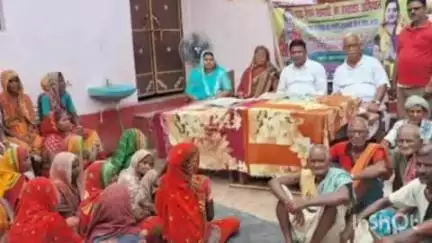 सत्तर कटैया: सत्तर कटैया प्रखंड में पेंशन बढ़ाने की मांग को लेकर हस्ताक्षर अभियान चलाया गया, दर्जनों ग्रामीण महिलाओं ने लिया हिस्सा