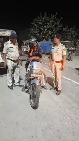 कटिहार जिलान्तर्गत आमजनों की सुरक्षा एवं अपराध नियंत्रण हेतु पूरे जिले में विशेष वाहन चेकिंग/रोको टोको अभियान जारी......