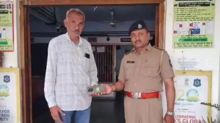 જામકંડોરણા: જામકંડોરણા પોલીસ દ્વારા તેરા તુજકો અર્પણ અંતર્ગત સાત જેટલા મોબાઈલ મૂડ માલિકને પરત પહોંચવામાં આવ્યા