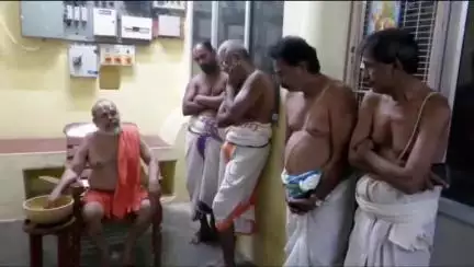 ஸ்ரீரங்கம்: ஶ்ரீமத் ஆண்டவர் ஆசிரமத்தின் 12வது பீடாதிபதி ஶ்ரீ வராஹ மஹா தேசிகன் சுவாமிகள் ஸ்ரீரங்கத்தில் பொதுமக்களுக்கு ஆசி வழங்கினார்