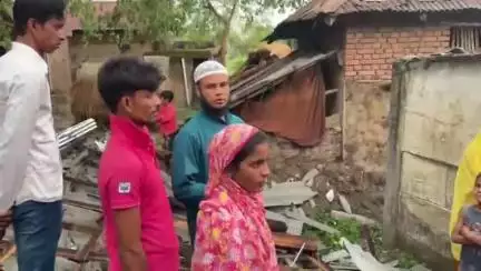 লাভপুর: সাউগ্রামে দমকা ঝড়ের মুখে পড়ে কার্যত অসহায় হতদরিদ্র পরিবার, ঝড়ের গতিবেগে নিমিষেই উড়ে গেল নতুন বাড়ির ছাউনী