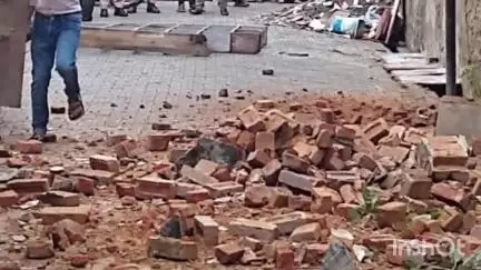 मूंडवा: मूंडवा के बागवानों के मोहल्ले में एक मकान की दीवार गिरी, दो मोटरसाइकिल मलबे में दबी, नहीं हुई जनहानि