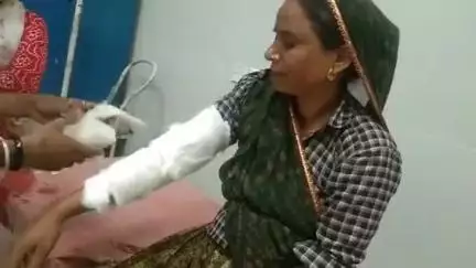 हमीरगढ़: मंडपिया में निर्माणाधीन कार्य के दौरान महिला सीढ़ियों से गिरी, घायल महिला को अस्पताल में कराया भर्ती