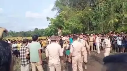 গোৰেশ্বৰৰ কলবাৰীত নিৰুদিষ্ট মহিলাৰ মৃতদেহ উদ্ধাৰ।পথাৰৰ মাজত গাঁত খান্দি পুতি থৈছিল হত্যাকাৰীয়ে।ঘটনাস্থলিত আৰক্ষী উপস্হিত