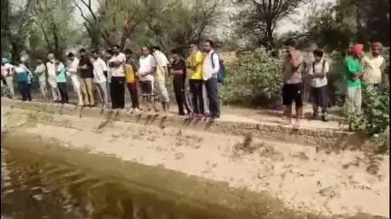 पदमपुर: पदमपुर-गजसिंहपुर मार्ग पर नहर किनारे मिला 17 वर्षीय किशोर का शव, पुलिस मौके पर पहुंची