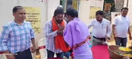 बहरागोड़ा: विधायक समीर कुमार मोहंती ने अखंड हरिनाम कीर्तन में भाग लिया