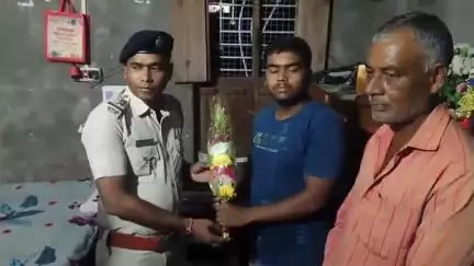 রানিনগর ২: রানিনগরে কয়েকজন কৃতী ছাত্র-ছাত্রীকে সংবর্ধনা প্রদান করলেন OC