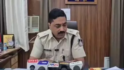 कुंडम: चौरई में घर के सामने अवैध कच्ची शराब बेचते हुए एक व्यक्ति गिरफ्तार, 8 लीटर शराब जब्त