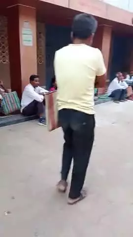 बैंक ऑफ़ इंडिया घाघरा शाखा में रात्रि ३:०० बजे बैंक के सामने लाइन में खड़े होकर बैंक खुलने का इन्तज़ार कर रहे हैं घाघरा