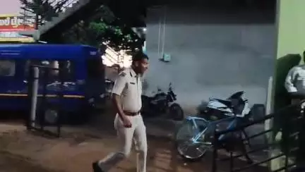 ಗೋಕಾಕ: ಸಾಮಾಜಿಕ ಜಾಲತಾಣದಲ್ಲಿ ಸುಳ್ಳು ಸುದ್ದಿ ಹರಿಬಿಟ್ಟ ಕಿಡಿಗೇಡಿವ ಕೊಣ್ಣೂರ ಗ್ರಾಮದ ಕರ್ನಲ್ ಸೂಫೀಯಾ ಪತಿ ಮನೆಗೆ ಪೊಲೀಸ್ ಭದ್ರತೆ