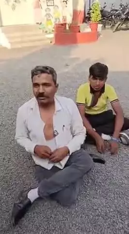 sanavad mein ek viklang aadami ko panch police walon ne andar kond  ke bahut mara#