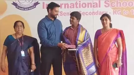 திருமயம்: மாவட்ட அளவில் சிபிஎஸ்சி தேர்வில் வெற்றி  பெற்றவர்களுக்கு மவுண்ட் சீயோன் பள்ளியில் பாராட்டு விழா ஜோனர்தன் பங்கேற்பு