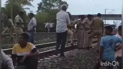 पलूस: पलूस तालुक्यातील वसगडे येथे शेतकऱ्यांचा रेल्वे रोको, शेतकऱ्यांची जमीन अधिग्रहण मुद्दा #jansamasya