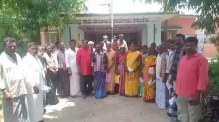 ಗುಡಿಬಂಡೆ: ಹಂಪಸಂದ್ರದಲ್ಲಿ ಮಸಣ ಕಾರ್ಮಿಕರ ಮತ್ತು ತಮಟೆ ವಾದ್ಯ ಕಲಾವಿದರ ಬೇಡಿಕೆಗಳ ಈಡೇರಿಕೆಗೆ ಆಗ್ರಹ