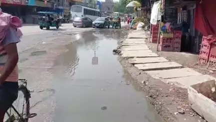 मशरक: हाईवे निर्माण में नाला बना पर निकासी का इंतजाम नहीं, महावीर चौक समेत कई सड़कों जमा गंदा पानी #jansamasya