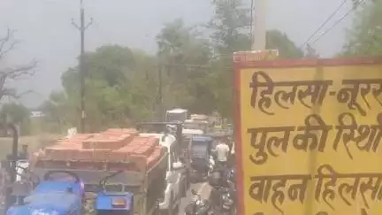 yr hai Bihar Nalndha ka Hilsa ka 100saal purana pul jaha roj jaam rahata hai  , sarkar ne jarjjar pul ka bord laga Diya