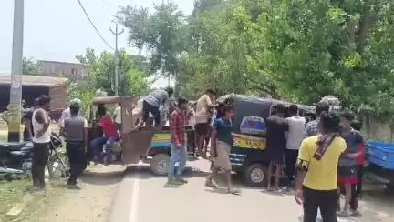 शिवाजी नगर: रमौल गांव में बिजली के जर्जर तारों से परेशान ग्रामीण, पावर हाउस के पास रोसड़ा-बहेड़ी मुख्य सड़क को किया जाम #jansamasya