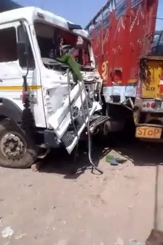 baldevgarh bamhori tigela par hua do trucks 🚛🚒 ka accident