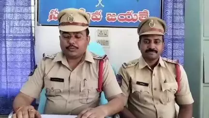 ఎల్లారెడ్డి: ఎల్లారెడ్డి లో దొంగతనాలు చేస్తున్న వ్యక్తిని అరెస్టు చేసి రిమాండ్కు తరలించినట్లు తెలిపిన ఎల్లారెడ్డి సిఐ రవీంద్ర నాయక్
