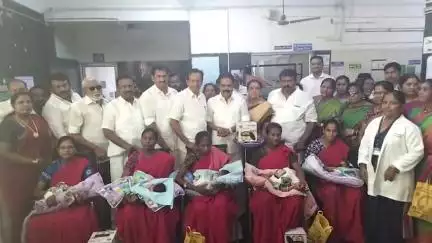 ஆத்தூர்: அதிமுக பொதுச்செயலாளர் எடப்பாடி பிறந்தநாளை ஒட்டி ஆத்தூர் அரசு மருத்துவமனையில் பிறந்த குழந்தைகளுக்கு  இபிஎஸ் பிறந்தநாளை ஒட்டி தங்க மோதிரம்..