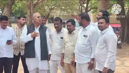 శాలిగౌరారం: వల్లాల గ్రామంలోని అమరవీరుల స్థూప నిర్మాణ పనులను పరిశీలించిన మాజీ ఎంపీ వి హనుమంతరావు