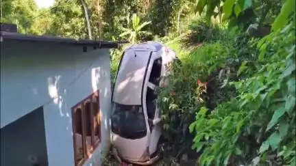 ഉടുമ്പൻചോല: ഇരട്ടയാറിൽ നിയന്ത്രണം വിട്ട കാർ വീട്ടുമുറ്റത്തേക്ക് മറിഞ്ഞ് അപകടം, ഡ്രൈവര്‍ ഉറങ്ങിപ്പോയതാണ് കാരണമെന്ന് നിഗമനം