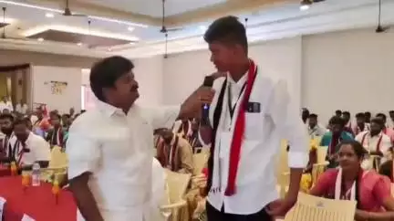 கந்தர்வகோட்டை: ராஜ் மஹாலில் நடந்த பூத் கமிட்டி கூட்டத்தில் 2026 தேர்தலில் மாவட்டத்தில் உள்ள 6 சட்டமன்ற தொகுதிகளிலும் அதிமுக வெற்றி பெற  உறுதியேற்ற அதிமுகவினர்