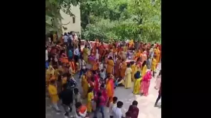 मैरवा: नवका टोला गांव के राम जानकी मंदिर में महायज्ञ के लिए कलश यात्रा निकाली गई