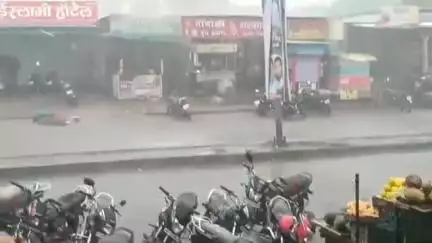 केज: केज येथे मुसळधार अवकाळी पावसाने जनजीवन विस्कळीत, अनेक फळ पिकांचे नुकसान