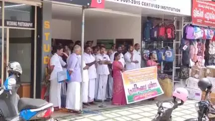 ഉടുമ്പൻചോല: വാര്‍ഡ് മെമ്പര്‍ ജോലിക്കായി വിദേശത്ത്, വികസനം അവതാളത്തിൽ, കോൺഗ്രസ് ഇരട്ടയാർ പഞ്ചായത്ത് ഓഫീസിലേക്ക് മാർച്ച് നടത്തി