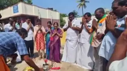 மொடக்குறிச்சி: முகாசி அனுமன்பள்ளி பேருந்து நிறுத்தம் பகுதியில் புதிதாக நிழற்குடை அமைப்பதற்கு பூமி பூஜை எம்எல்ஏ தொடங்கி வைத்தார்