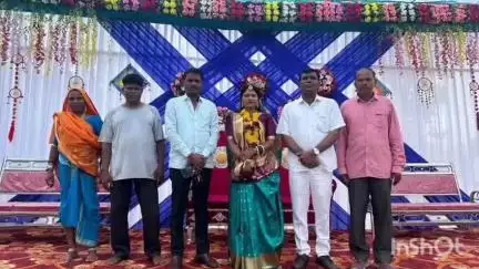 ઉચ્છલ: ઉચ્છલ તાલુકાના મીરકોટ ગામે ધારાસભ્ય અને જિલ્લા પંચાયત પ્રમુખ દ્વારા લગ્નમાં હાજરી આપવામાં આવી.