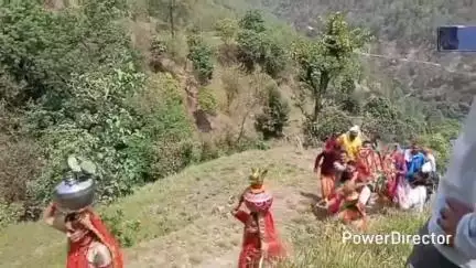 ओखलकांडा: ग्रामसभा टांडा में माँ दुर्गा की मूर्ति स्थापित, कलश यात्रा का हुआ आयोजन