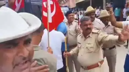 ಚನ್ನರಾಯಪಟ್ಟಣ: ಚನ್ನರಾಯಪಟ್ಟಣ ತಹಶೀಲ್ದಾರ್ ವಿರುದ್ಧ ಪಟ್ಟಣದಲ್ಲಿ ವಿವಿಧ ಸಂಘಟನೆಗಳ ಪ್ರತಿಭಟನೆ