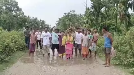 তামুলপুৰত বুধবাৰে পথ মেৰামতিৰ দাৱীত ৰাইজৰ প্ৰতিবাদ।জনপ্ৰতিনিধিৰ বিৰুদ্ধে ক্ষোভ।BTR নিৰ্বাচন বৰ্জনৰ হুংকাৰ প্ৰতিবাদকাৰীৰ