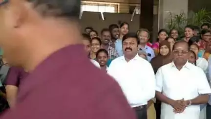 நல்லம்பள்ளி: 12-ம் வகுப்பு CBSE தேர்வில் 100% தேர்ச்சி பெற்ற செந்தில் பப்ளிக் பள்ளி மாணவ, மாணவிகள் கலெக்டர் சதீஷிடம் வாழ்த்து பெற்றனர்
