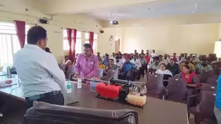 ಹಿರಿಯೂರು: ನಗರದ ತಾಲ್ಲೂಕು ಆರೋಗ್ಯಾಧಿಕಾರಿಗಳ ಕಚೇರಿ ಸಭಾಂಗಣದಲ್ಲಿ ಪೌರಕಾರ್ಮಿಕರಿಗೆ " ರಾಷ್ಟ್ರೀಯ ಡೆಂಗೀ ದಿನ"ದ ತರಬೇತಿ ಕಾರ್ಯಾಗಾರ