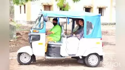 తిమ్మాపూర్ ఎల్ఎండీ కాలనీ: స్వయం ఉపాధితో మహిళల ఆర్థిక బలోపేతం.. ఎలక్ట్రికల్ ఆటో డ్రైవింగ్ శిక్షణను పరిశీలించిన కలెక్టర్ పమేల సత్పతి